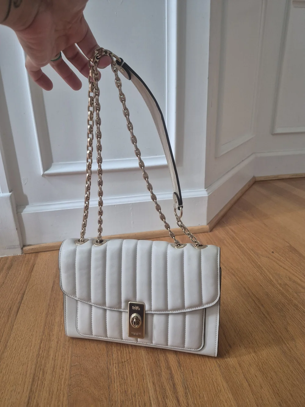 COACH -Shoulder Bag with Gold Chain - White